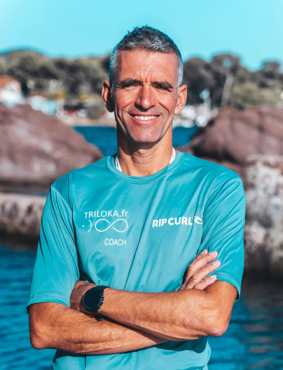 Homme bras croisésés Triloka