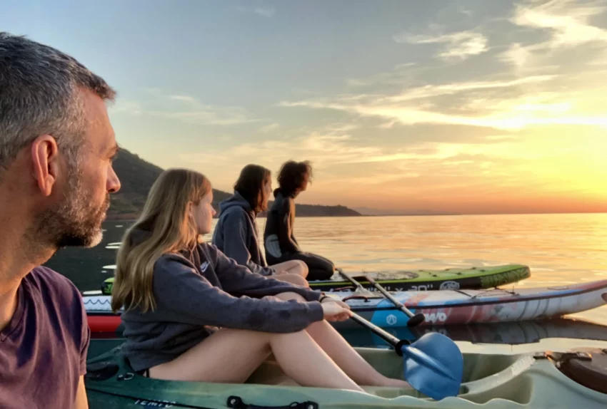 4 personnes en kayak qui regardent le levé du soleil