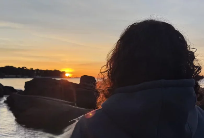Femme regardant le levé de soleil