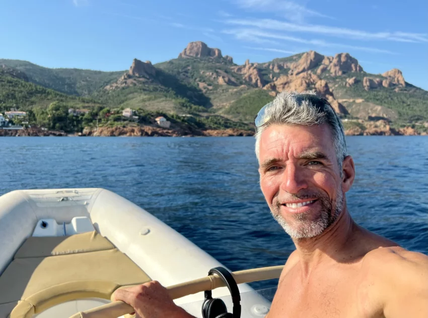 JC Triloka en bateau face à l'estérel