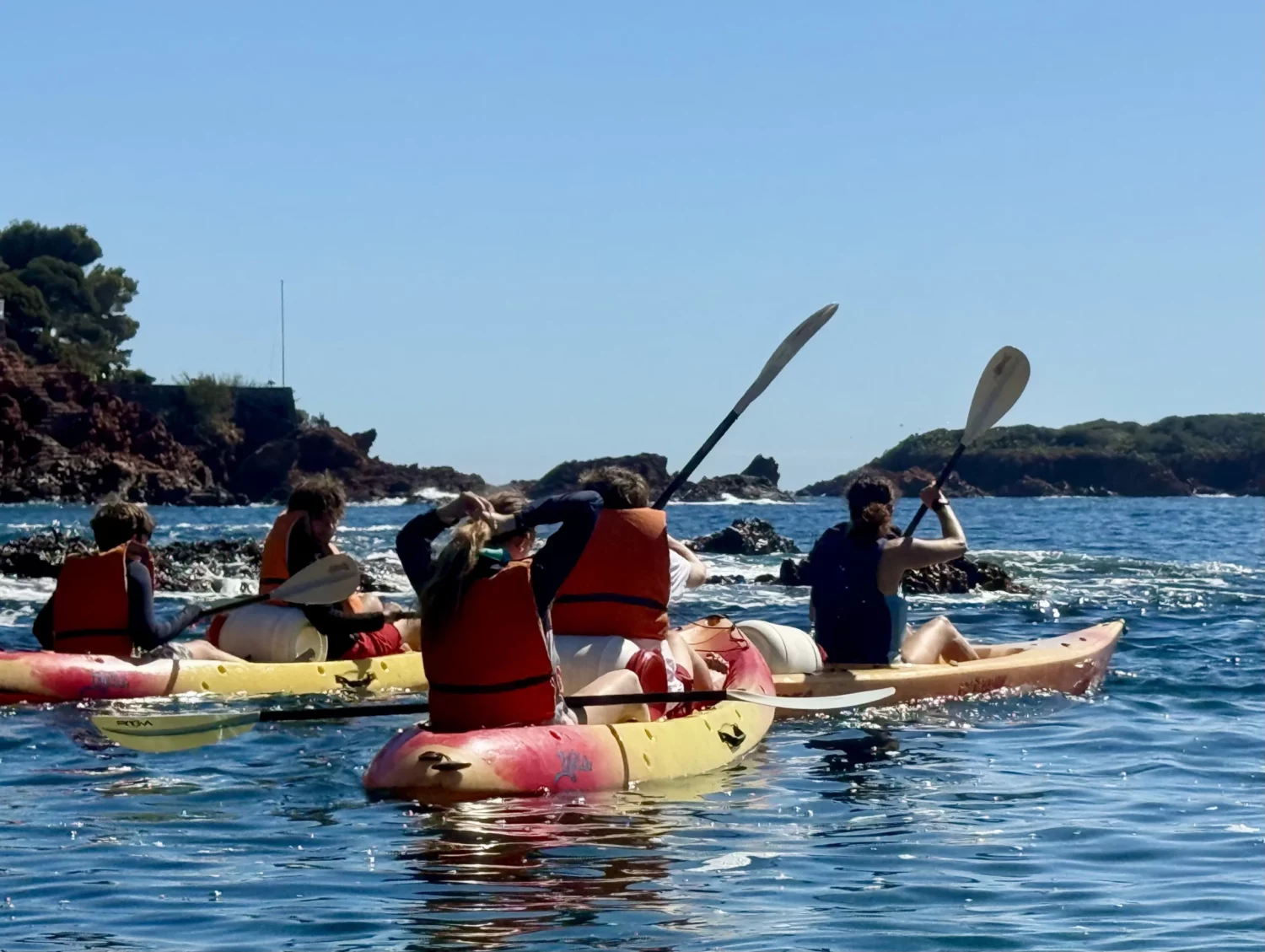 Adolescents en kayak